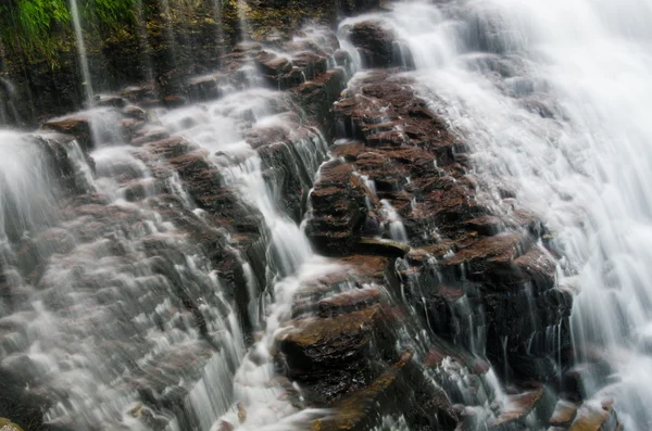 Agua corriendo por las rocas — Foto de Stock