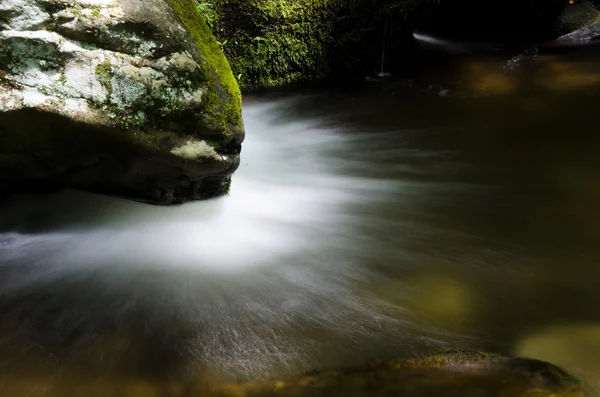 Voda tryskající ze skály — Stock fotografie