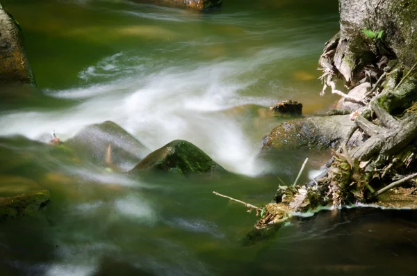 Voda tekoucí přes skály — Stock fotografie