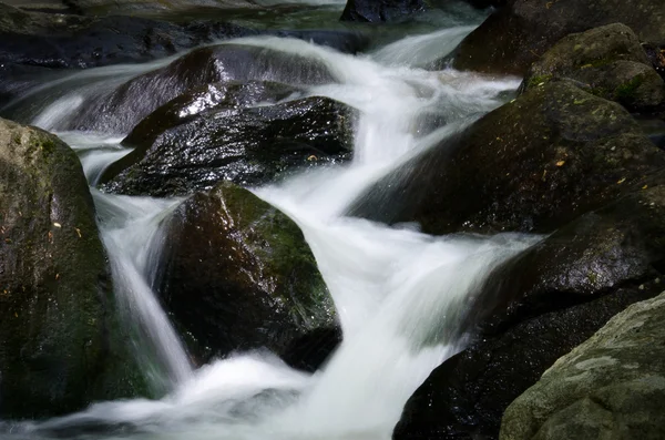 Cachoeira entre rochas — Fotografia de Stock