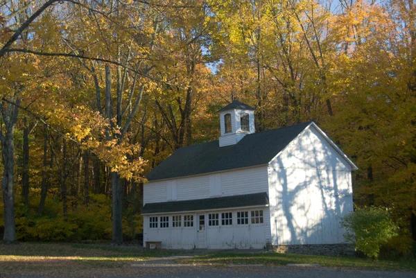 Historisch gebouw in de herfst — Stockfoto