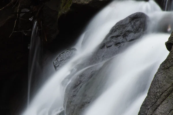 Cascada profunda en el bosque de otoño — Foto de Stock