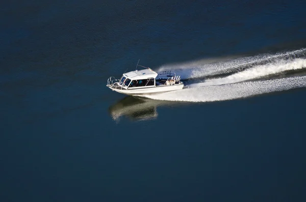 Pleasure Boat Moving Down River — Stock Photo, Image