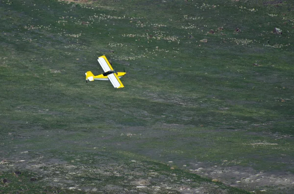 Aereo giallo e bianco che vola attraverso il canyon — Foto Stock