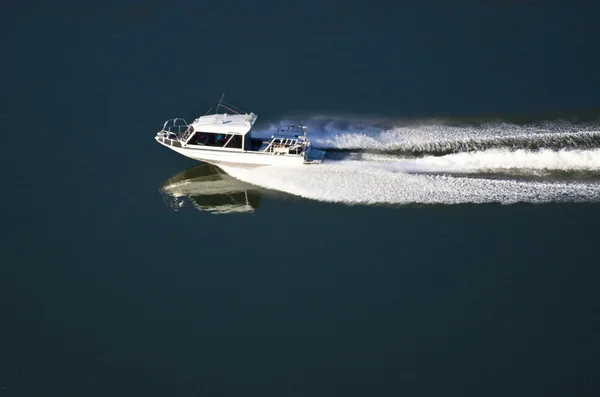 Pleasure Boat Moving Down River — Stock Photo, Image
