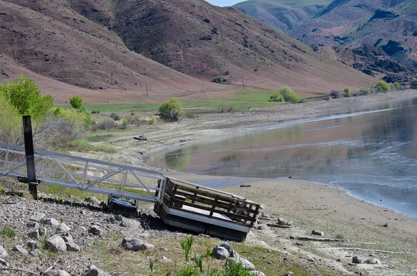 Drought Conditions - Floating Pier Resting on Ground at Empty Reservoir — Stock Photo, Image