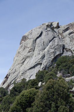 Castle rock ağaçların yukarıda