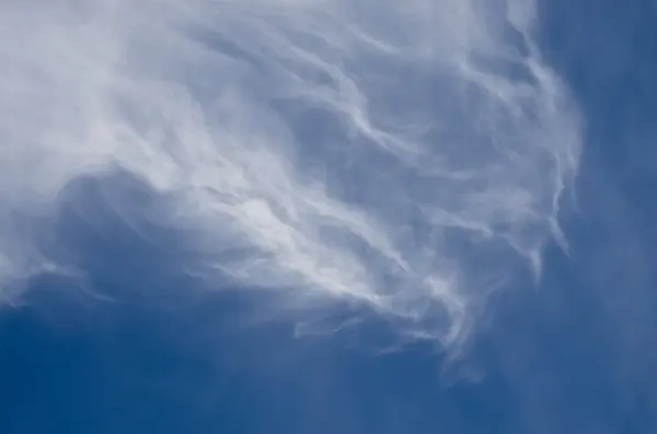 Delikatne wysokie chmury Cirrus w błękitne niebo — Zdjęcie stockowe