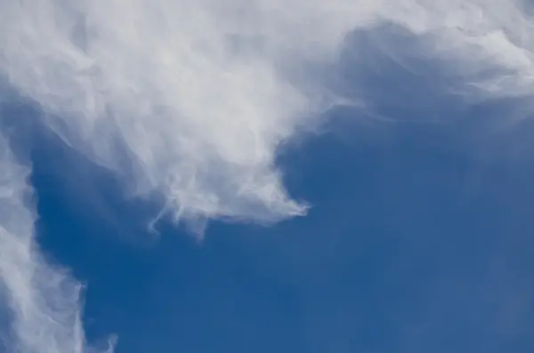 Nubes Wispy High Cirrus en un cielo azul —  Fotos de Stock