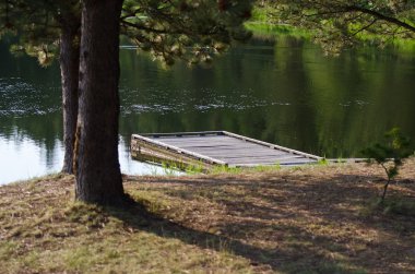 상쾌한 여름 호수에 도달 하는 부두를 초대