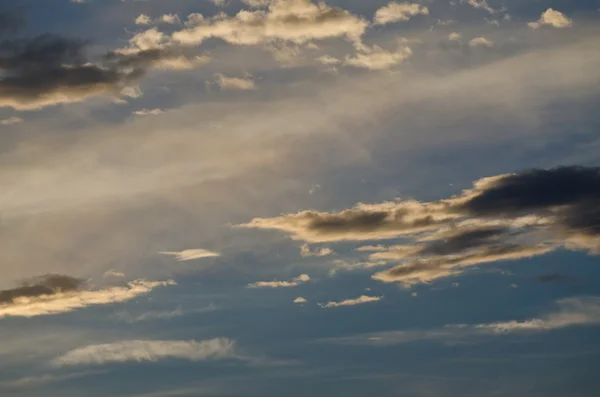 Nuvole di bel tempo nel cielo al tramonto — Foto Stock