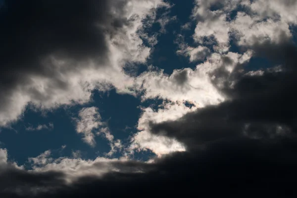 空に嵐雲ビル — ストック写真