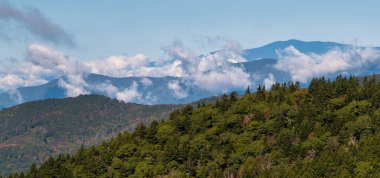 Appalachian Dağlarında sonbahar Blue Ridge Parkway boyunca görüldü.