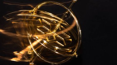 Altın jiroskop üssünde vahşice dönüyor.