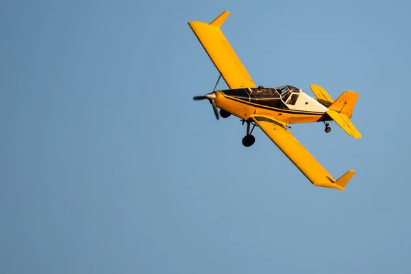 Giallo Raccolto Polvere Aereo Volare Cielo Blu — Foto Stock