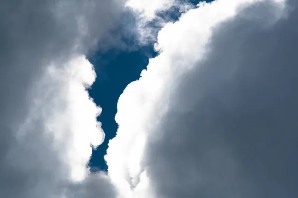 Dağlık Cumulus Bulutları Içinde Parlak Kaynama Yaz Gökyüzü Mavi — Stok fotoğraf