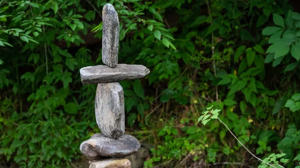 Ruwe Steen Cairns Staan Trots Ondiepe Kreek Water — Stockfoto