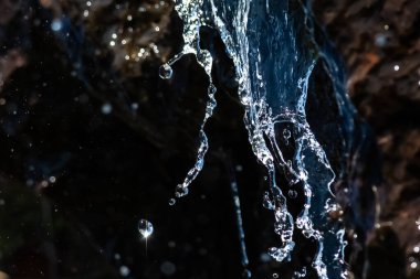 Gümüş Su Akıntısı Bir Kayadan dökülüyor