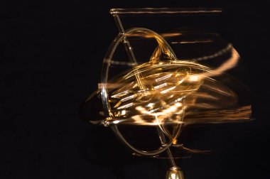 Altın jiroskop üssünde vahşice dönüyor.