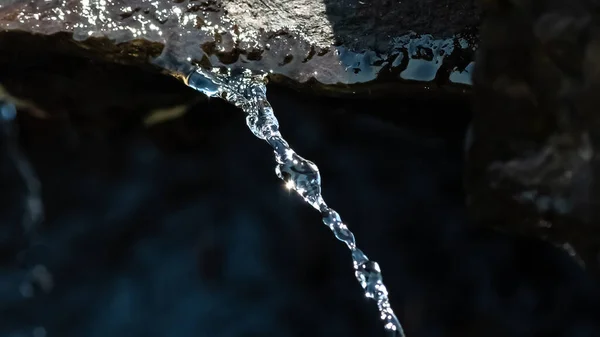 Heller Schimmer Des Sonnenlichts Der Von Einem Dünnen Wasserstrom Reflektiert — Stockfoto