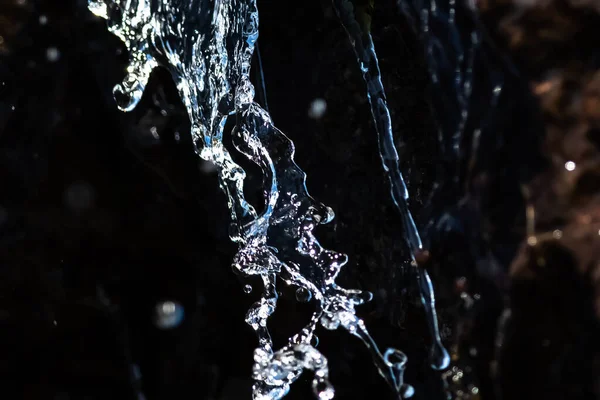 Gümüş Akıntısı Bir Kayadan Dökülüyor — Stok fotoğraf