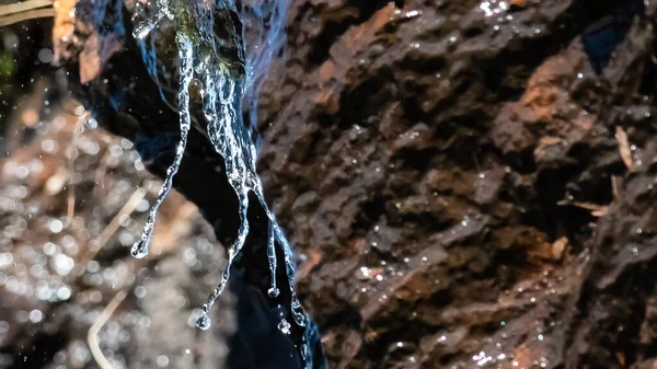 Corriente Plata Agua Que Vierte Desde Una Roca —  Fotos de Stock