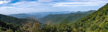 Appalachian Dağlarında sonbahar Blue Ridge Parkway boyunca görüldü.