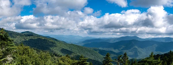 Appalachian Dağlarında sonbahar Blue Ridge Parkway boyunca görüldü.