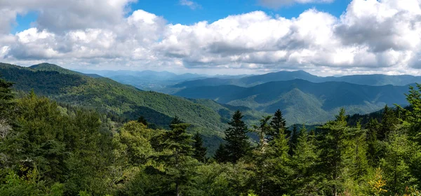 Appalachian Dağlarında sonbahar Blue Ridge Parkway boyunca görüldü.