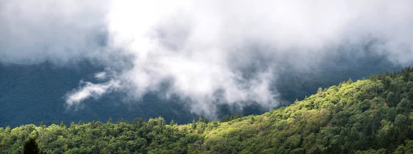 Ηλιακό Φως Πιέζοντας Σύννεφα Για Ξεκουραστούν Στις Κορυφές Των Απαλαχίων — Φωτογραφία Αρχείου