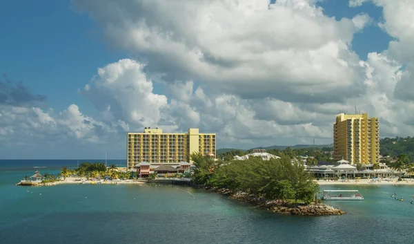 Hotel resort with beach — Stock Photo, Image