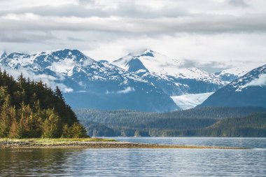 konceptuální 3d činí z šesti vrstvy pyramidy nad perspektivy pozadí