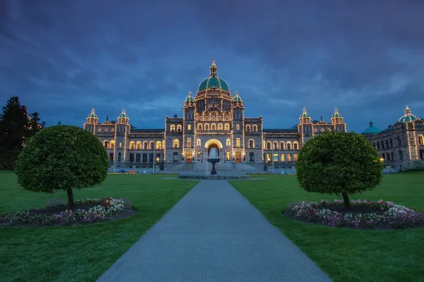 Vue en soirée de la maison du gouvernement à Victoria (C.-B.) — Photo