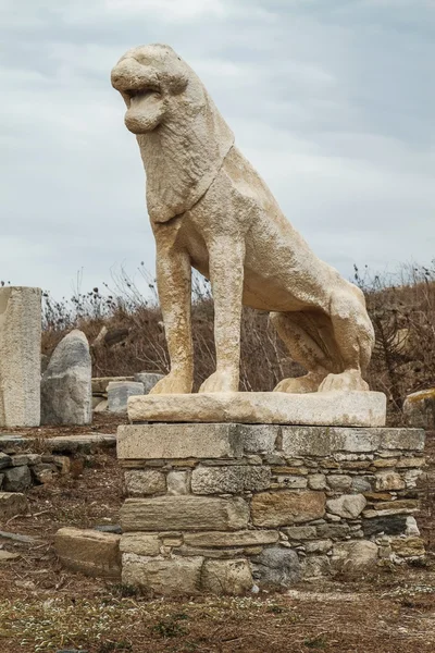 Delos adasının üzerinde aslan heykeli — Stok fotoğraf
