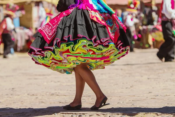 Falda colorida durante un festival en la isla de Taguile, Perú, Bolivia — Foto de Stock