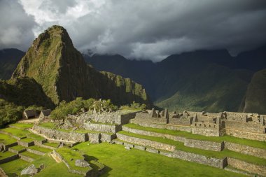 Machu picchu, peru. bulutlu gökyüzü ve güneş ile bakmak