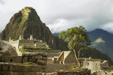 içinde machu picchu, peru bulutlu gökyüzü ve güneş ile bakmak ve arka planda wayna picchu Harabeleri