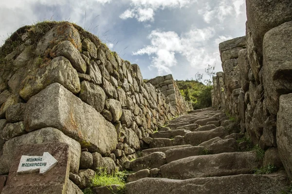 Entrada para a trilha que leva no topo da montanha de Machu Picchu — Fotografia de Stock