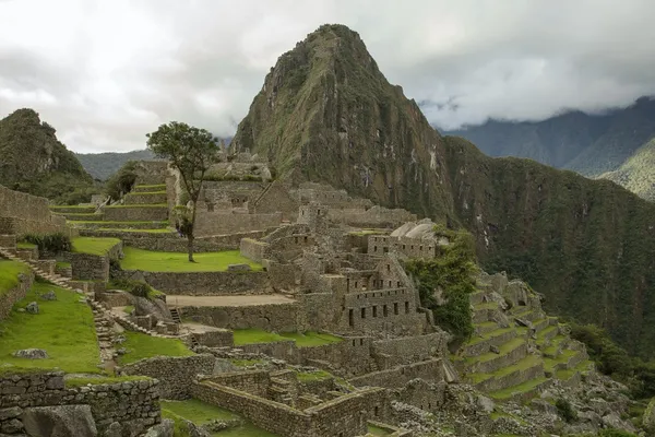 Вид на Мачу-Пикчу в Перу в пасмурный день . — стоковое фото