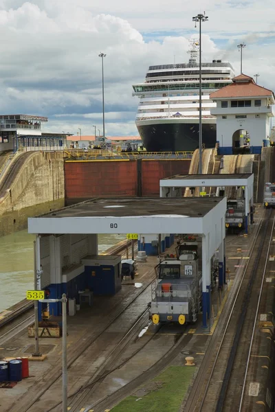 Kryssningsfartyg går igenom lås i Panamakanalen — Stockfoto