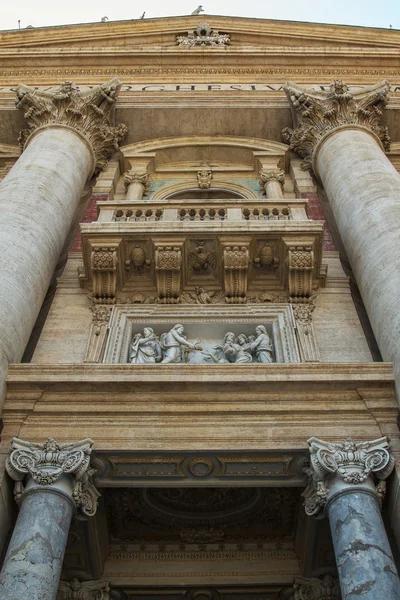 Alza lo sguardo verso il balcone principale, Basilica di San Pietro, Vaticano — Foto Stock