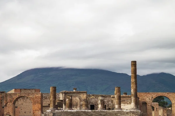 Oude ruïnes van pompeii en de vulkaan vesuvius, Italië — Stockfoto