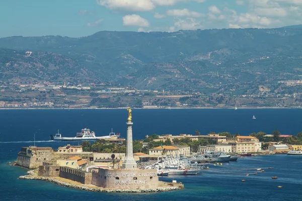Messina İtalyan liman manzaralı görünüm.