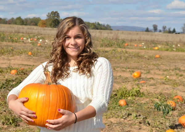 Chica sosteniendo una calabaza —  Fotos de Stock