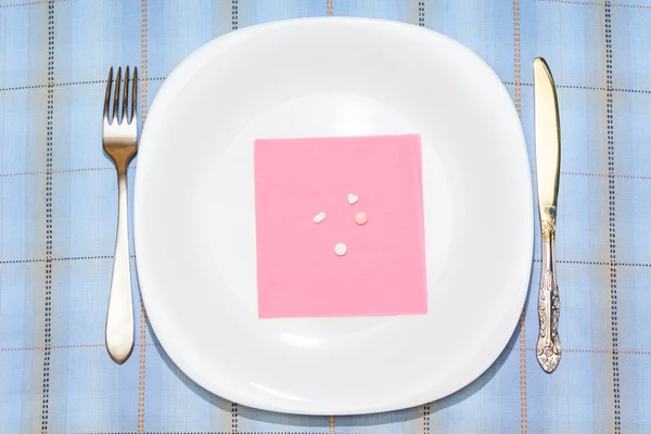 Белая тарелка и наркотики — стоковое фото