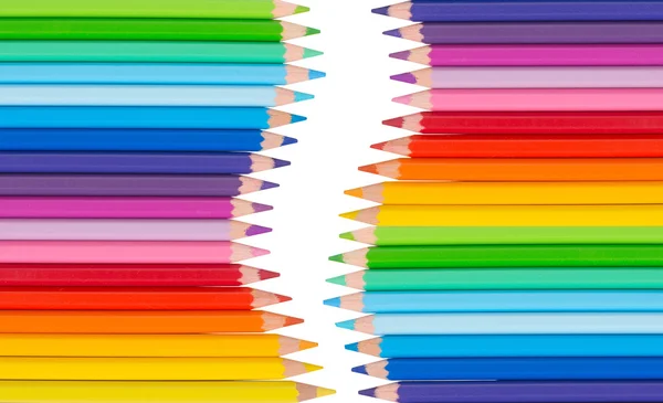 Beyaz arkaplanda izole edilmiş renkli kalemler — Stok fotoğraf