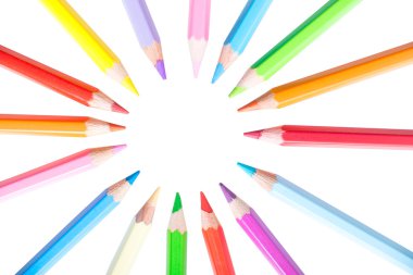 Beyaz arkaplanda izole edilmiş renkli kalemler