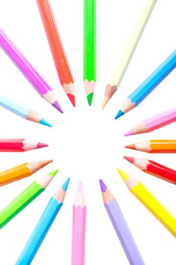 Beyaz arkaplanda izole edilmiş renkli kalemler