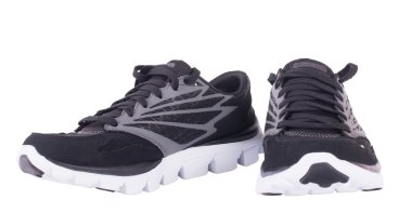 Siyah ayakkabılar beyaz arkaplanda izole edilmiş.