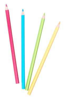 Beyaz arkaplanda izole edilmiş renkli kalemler